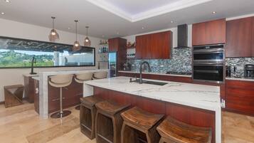 House, 4 Bedrooms | Private kitchen | Fridge, coffee/tea maker, toaster