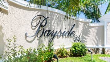 المنطقة المحيطة بالمنشأة