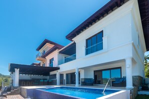 House, 4 Bedrooms | Pool - Pristine Bay 1005- Villa Loce 4 Bedroom Home (Roatan)