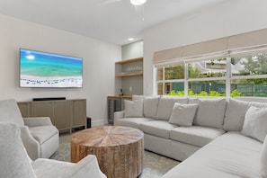 Condo, 2 quartos | Área de estar | Smart TV