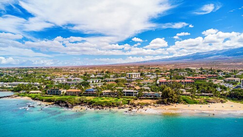 SUMMER SPECIAL! Walk to Beach! Cute Beachy Ground Floor Getaway! Pool Access