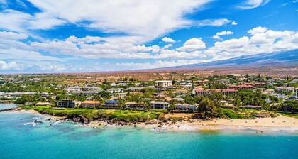 SUMMER SPECIAL! Walk to Beach! Cute Beachy Ground Floor Getaway! Pool Access