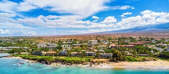 SUMMER SPECIAL! Walk to Beach! Cute Beachy Ground Floor Getaway! Pool Access