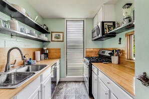 ثلاجة، ميكروويف، فرن، موقد طهي مسطح