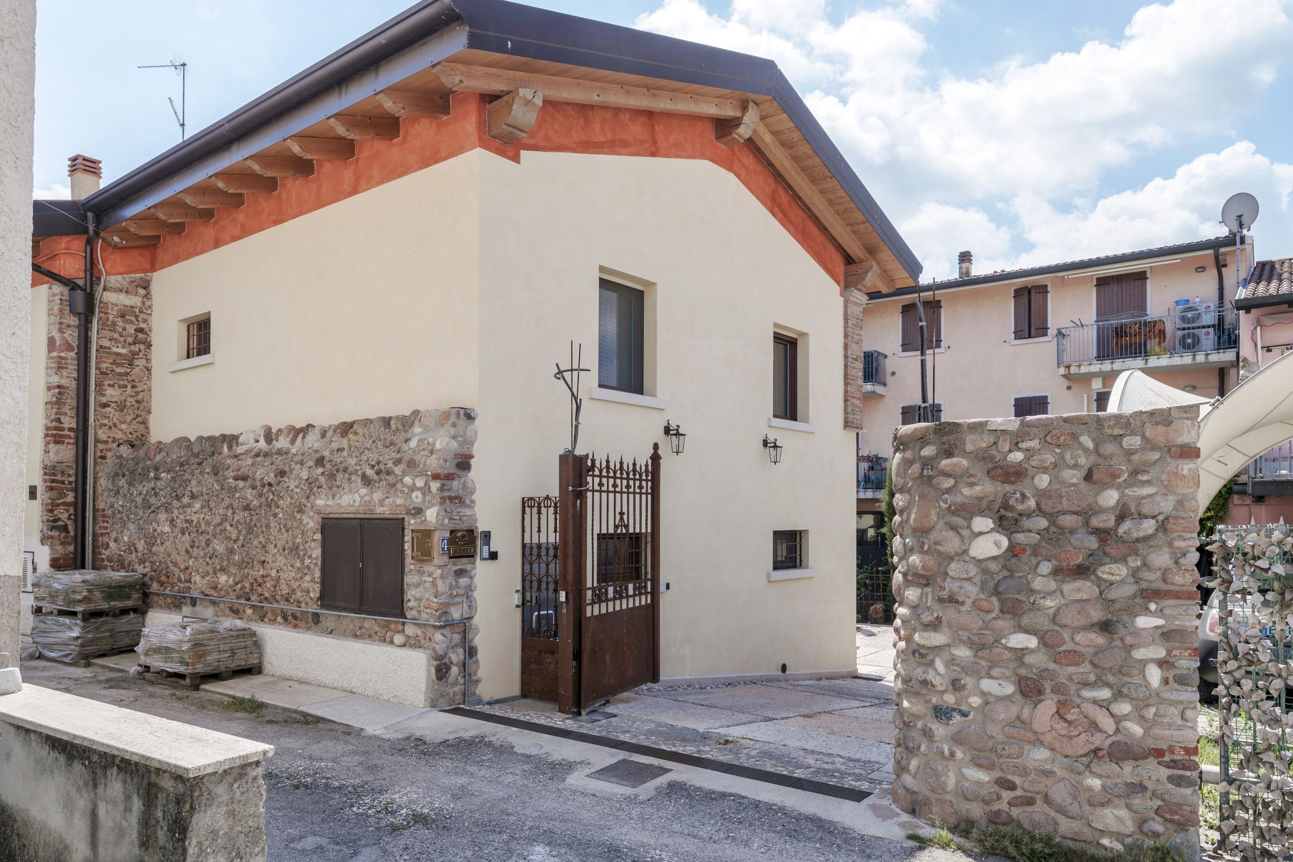Un bâtiment doté d’une façade en pierre, d’une porte en bois et d’une petite fenêtre.