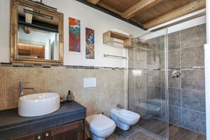 Dusche, Haartrockner, Handtücher, Toilettenpapier