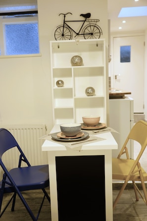 Studio | Oppholdsområde | En 32-tommers LED-TV med digitale kanaler