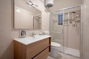 Shower, hair dryer, bidet, towels