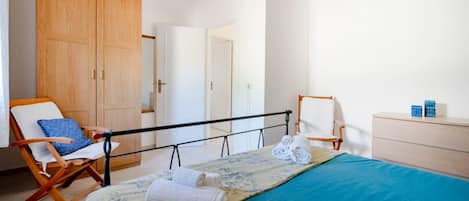 3 habitaciones y tabla de planchar con plancha