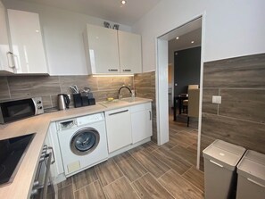 Private kitchen - Modern 3.5 room apartment with balcony, elevator (Duisburg)