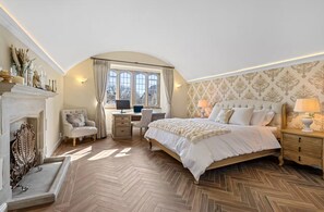 3 bedrooms, iron/ironing board, free WiFi, bed sheets - Historic House in Bourton on the Water (Bourton-on-the-Water)