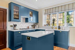 Microwave, oven, stovetop, dishwasher - Historic House in Bourton on the Water (Bourton-on-the-Water)