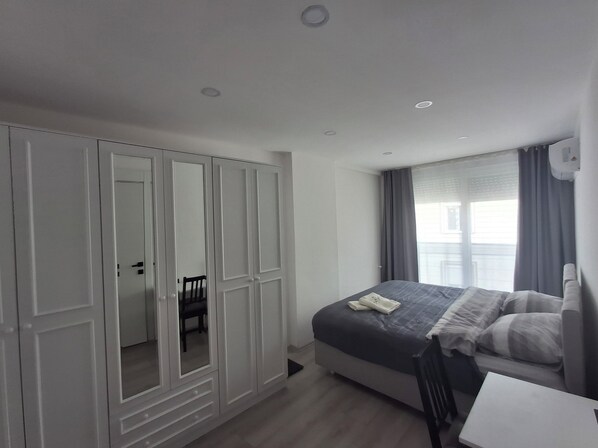 3 habitaciones, tabla de planchar con plancha, wifi y ropa de cama 