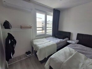 3 habitaciones, tabla de planchar con plancha, wifi y ropa de cama 