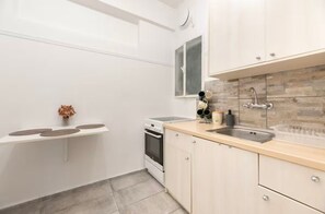 Fridge, microwave, oven, coffee/tea maker