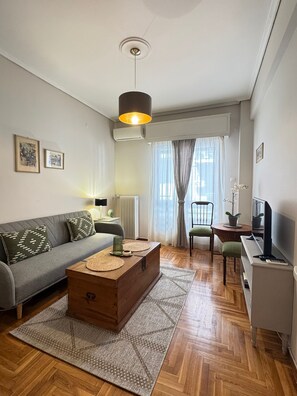 TV - “Sunny & Stylish Apartment in Koukaki,Athens” (Athina)