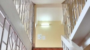 Una scala con ringhiere in metallo e un muro in mattoni.