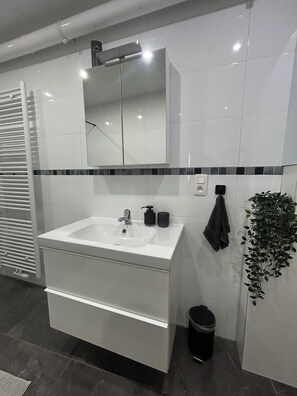 Douche, sèche-cheveux, serviettes fournies, savon