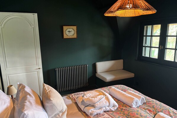 2 chambres, fer et planche à repasser, Wi-Fi, draps fournis