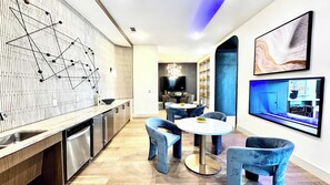 Dining - Modern 2- Bed Apt  Pool & Gym (Austin)