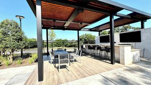 Outdoor dining - Modern 2- Bed Apt  Pool & Gym (Austin)