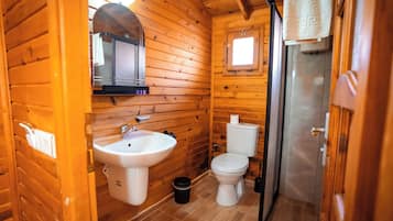 標準單棟小屋, 多張床, 花園景 | 浴室 | 淋浴設備、風筒、提供毛巾、番梘