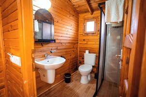 Bangalô standard, várias camas, vista para o jardim | Banheiro | Chuveiro, secador de cabelo, toalhas de banho, sabonete