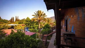 A wooden building with a staircase leading to a balcony. - Portakal Bahçesi Bungalow (Kumluca)