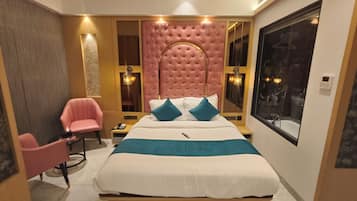 Standard Studio Suite | Laptop workspace, free WiFi