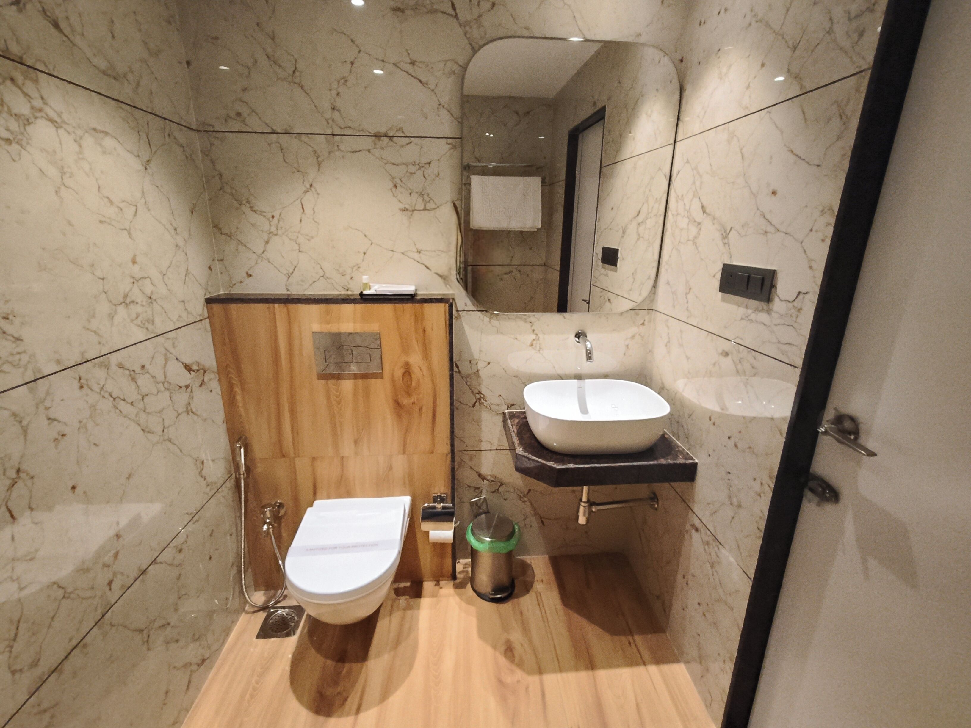 Deluxe Double Room | Bathroom | Shower, free toiletries, towels, soap