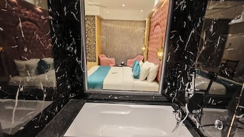 Standard Studio Suite | Bathroom | Shower, free toiletries, towels, soap