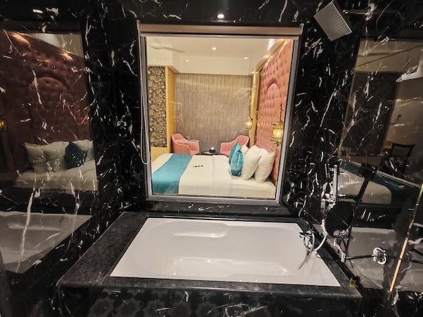 Standard-Studiosuite | Badezimmer | Dusche, kostenlose Toilettenartikel, HandtĂŒcher, Seife