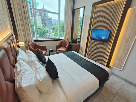 Espacio para trabajar con laptop y wifi gratis . Hotel Ocean Residency Thane West