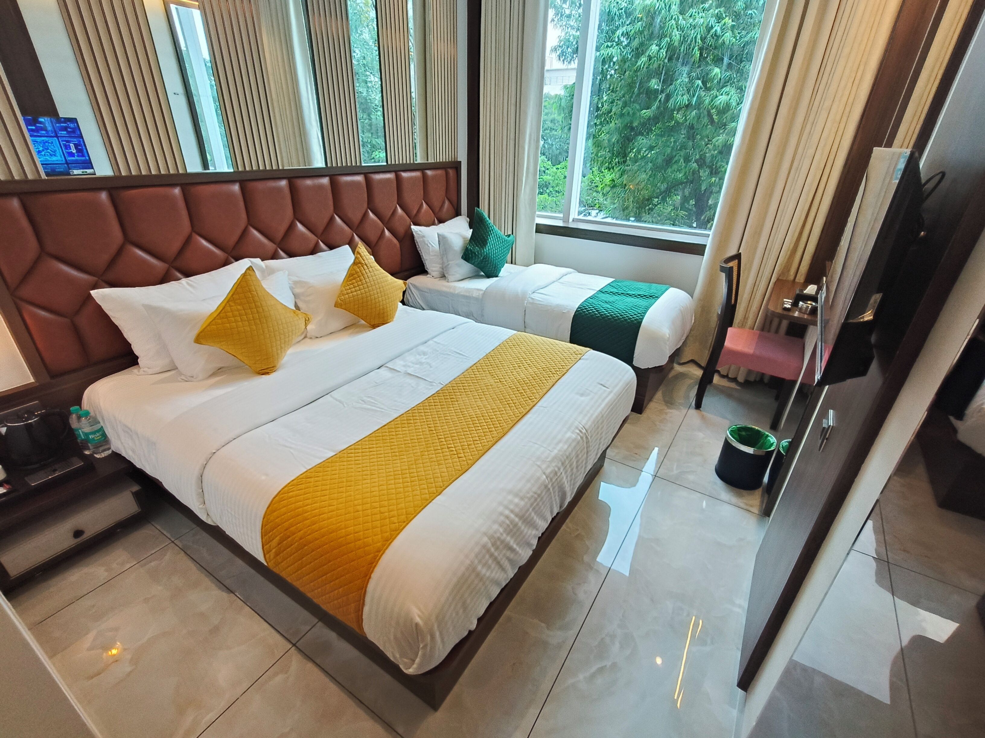 Trippelrum för familj | Arbetsyta för laptop och gratis wi-fi