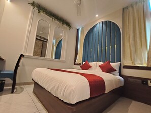Deluxe Double Room | Laptop workspace, free WiFi