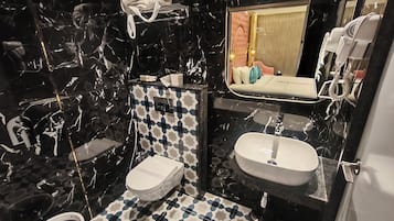 Standard Studio Suite | Bathroom | Shower, free toiletries, towels, soap