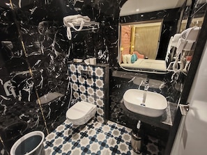 Standard-Studiosuite | Badezimmer | Dusche, kostenlose Toilettenartikel, HandtĂŒcher, Seife
