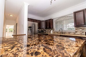 Réfrigérateur, four à micro-ondes, cafetiÚre-théiÚre, grille-pain