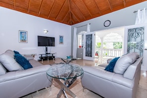 TV, offices - Runaway Bay Gem (Runaway Bay)