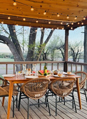 Outdoor dining - The Great Sand Dunes Cottage charming 3 bedroom w/ WiF  & spacious yard (Mosca)
