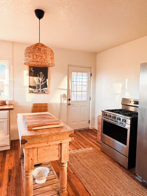 Fridge, oven, stovetop, coffee/tea maker