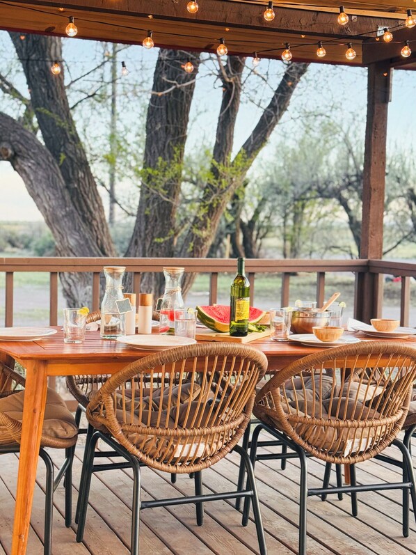 Outdoor dining - The Great Sand Dunes Cottage charming 3 bedroom w/ WiF & spacious yard (Mosca)