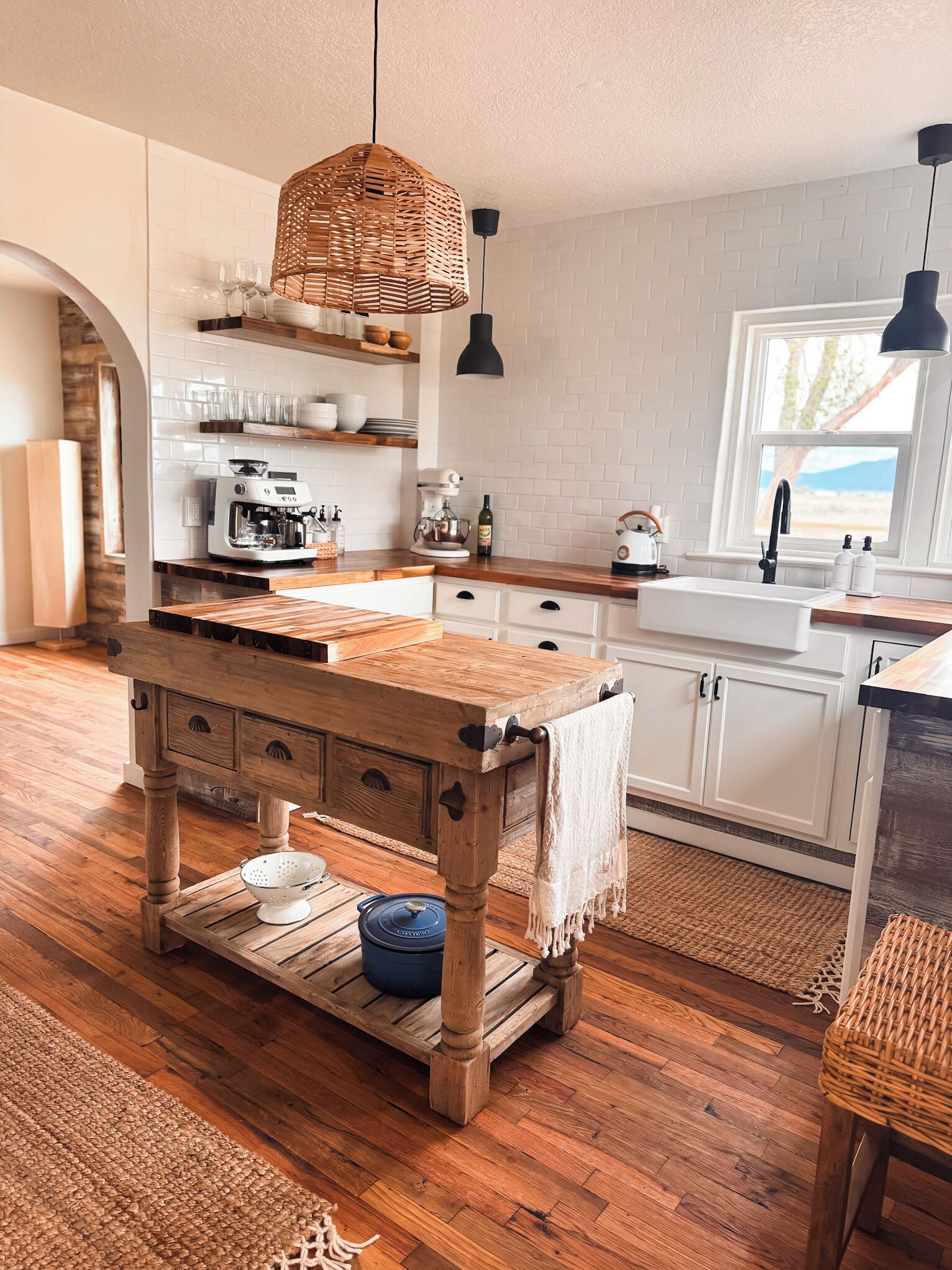 Fridge, oven, stovetop, coffee/tea maker