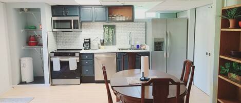 Micro-ondes, four, plaque de cuisson, lave-vaisselle