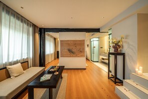 华丽双人房, 花园景观 | 起居区 | 55-英寸液晶电视（配备数码频道）