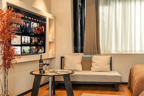 经典双床房 | 起居区 | 55-英寸液晶电视（配备数码频道）