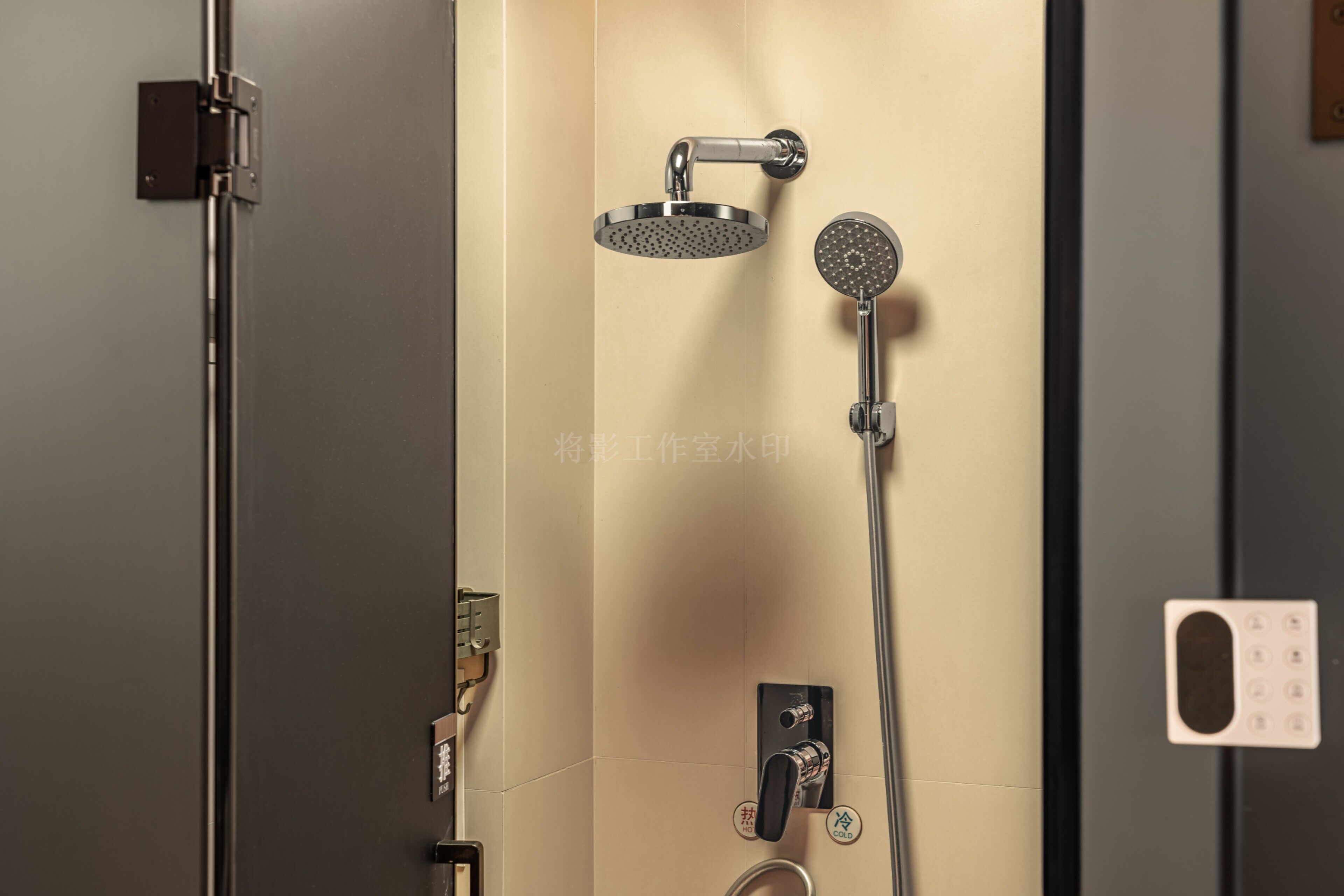 Ein modernes Badezimmer mit Dusche, Toilette und Waschbecken.
