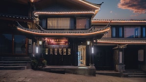 Un edificio tradicional con un letrero que dice 'Mongolian Mountain Oriental'.