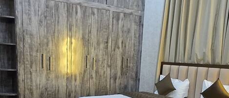 3 bedrooms, desk, iron/ironing board, free WiFi