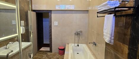 Een douche, milieuvriendelijke toiletartikelen, een haardroger